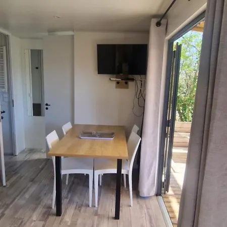 Mobil Mayotte A Climatise 5 Etoiles キャンプ場 *